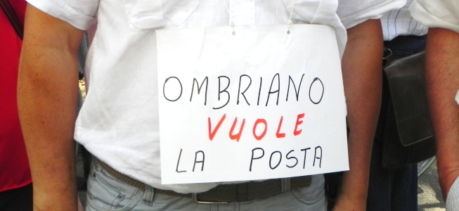 Uno dei cartelli della manifestazione (foto © Cremaonline.it)